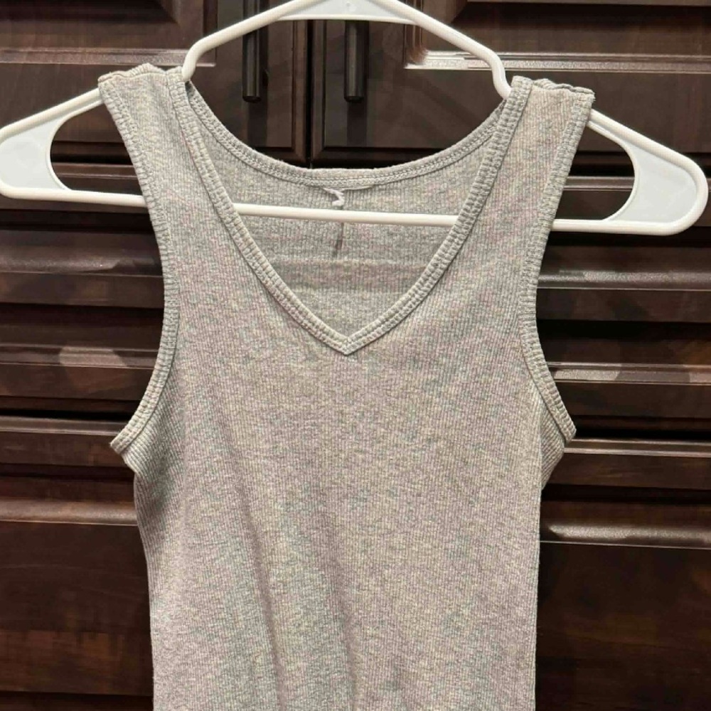 Gray Sleeveless V-Neck Top XS 12in pit to pit - Picture 3 of 4
